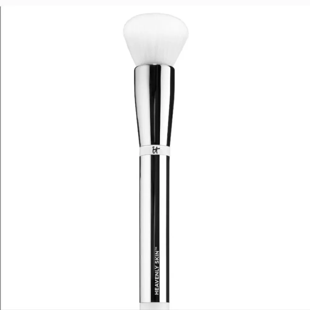 It cosmetics Heavenly Skin Brush no. 702